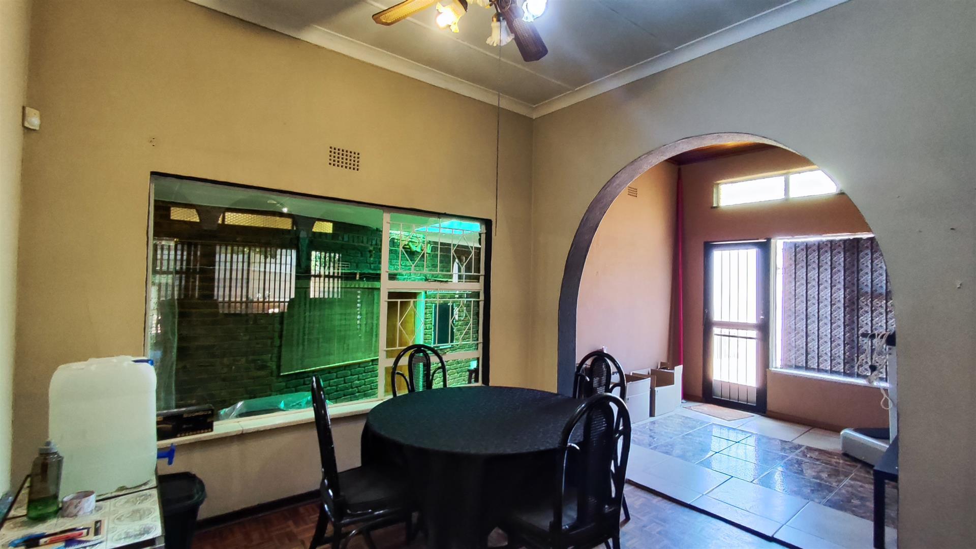 Charming Family Haven with Sparkling Pool in Hazeldene