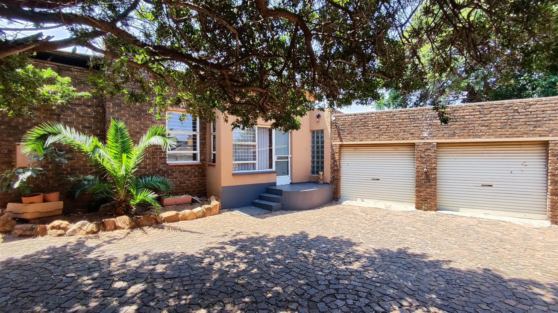 Charming Family Haven with Sparkling Pool in Hazeldene