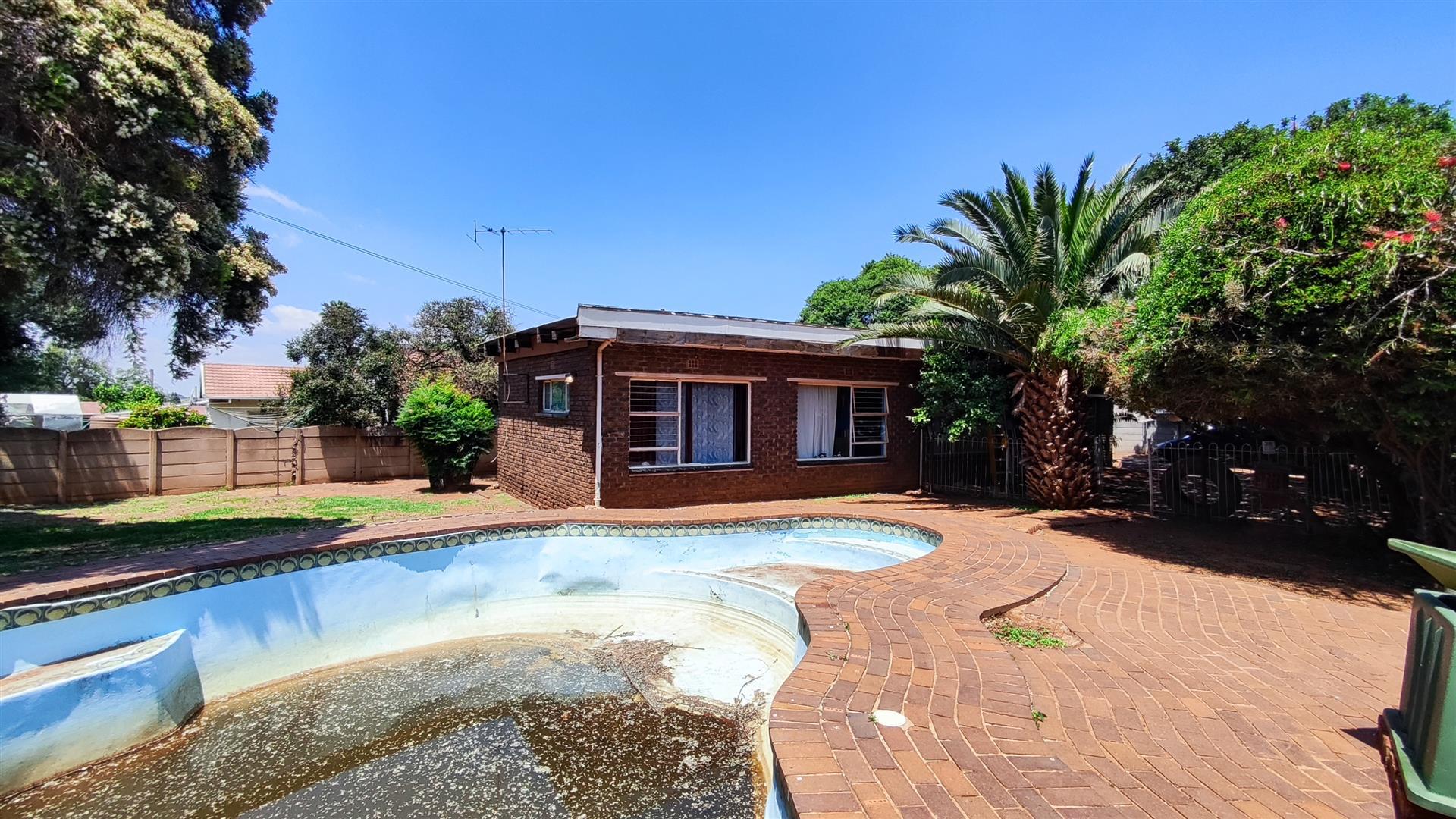 Charming Family Haven with Sparkling Pool in Hazeldene