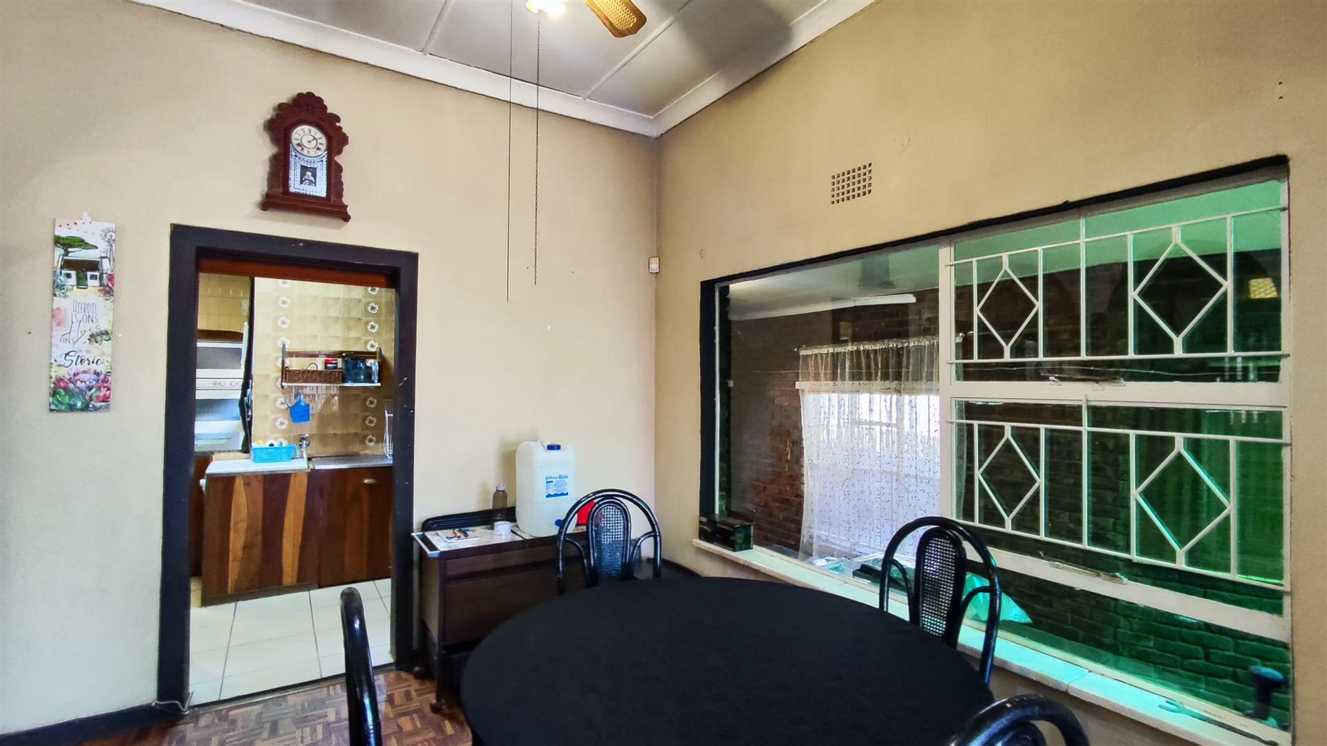 Charming Family Haven with Sparkling Pool in Hazeldene