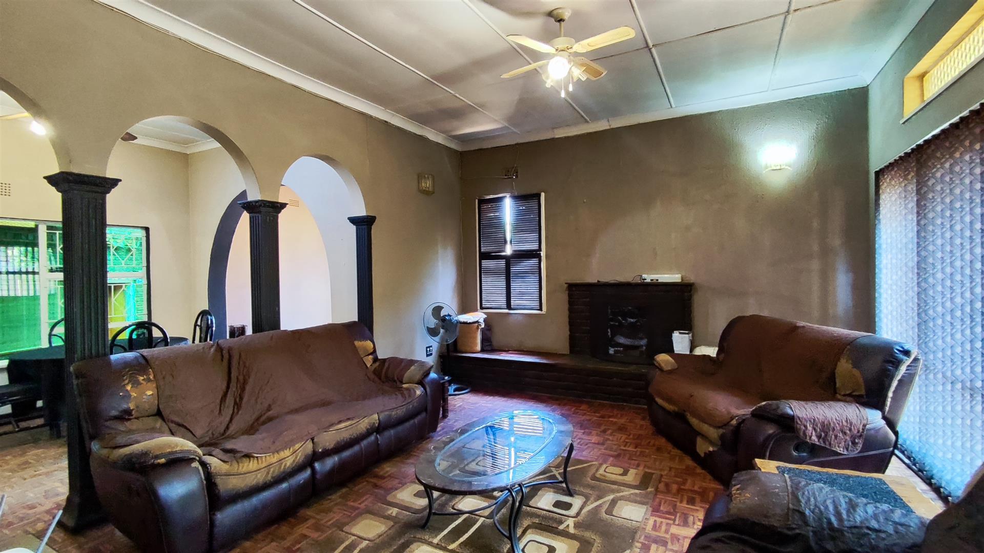 Charming Family Haven with Sparkling Pool in Hazeldene