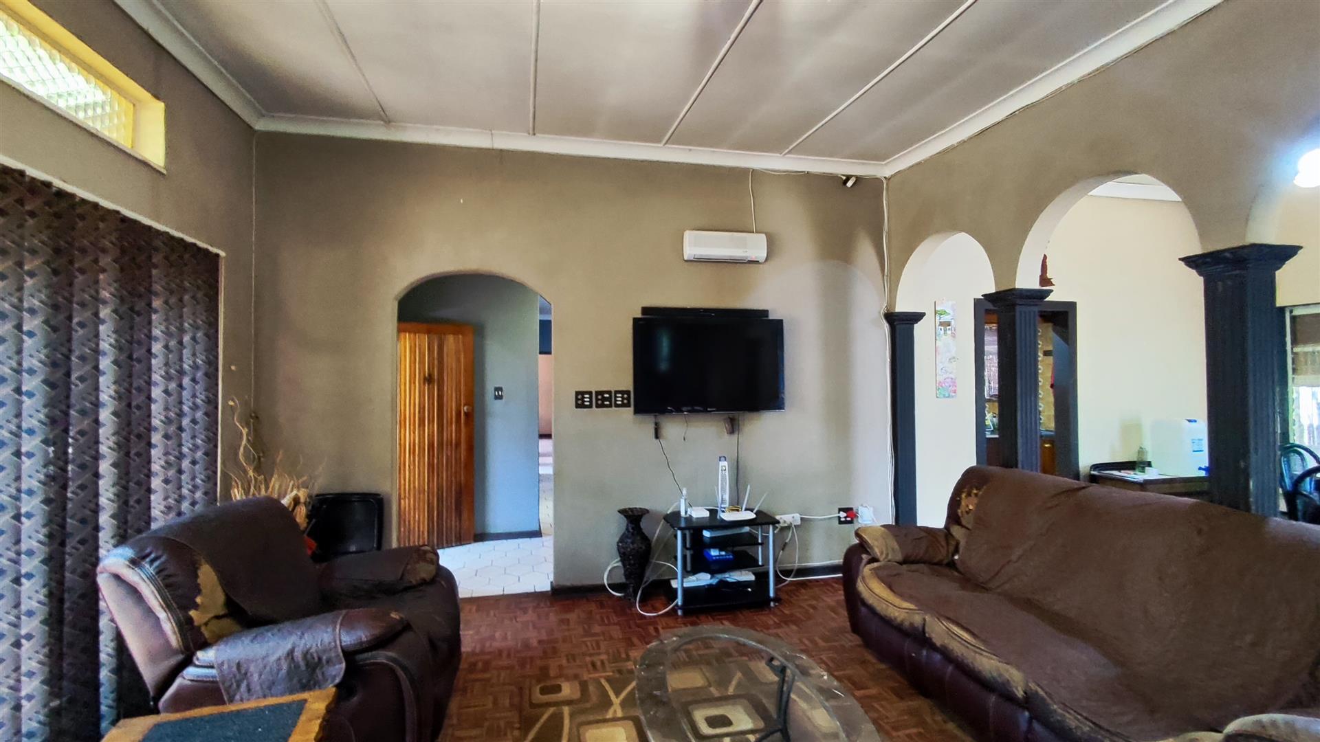 Charming Family Haven with Sparkling Pool in Hazeldene