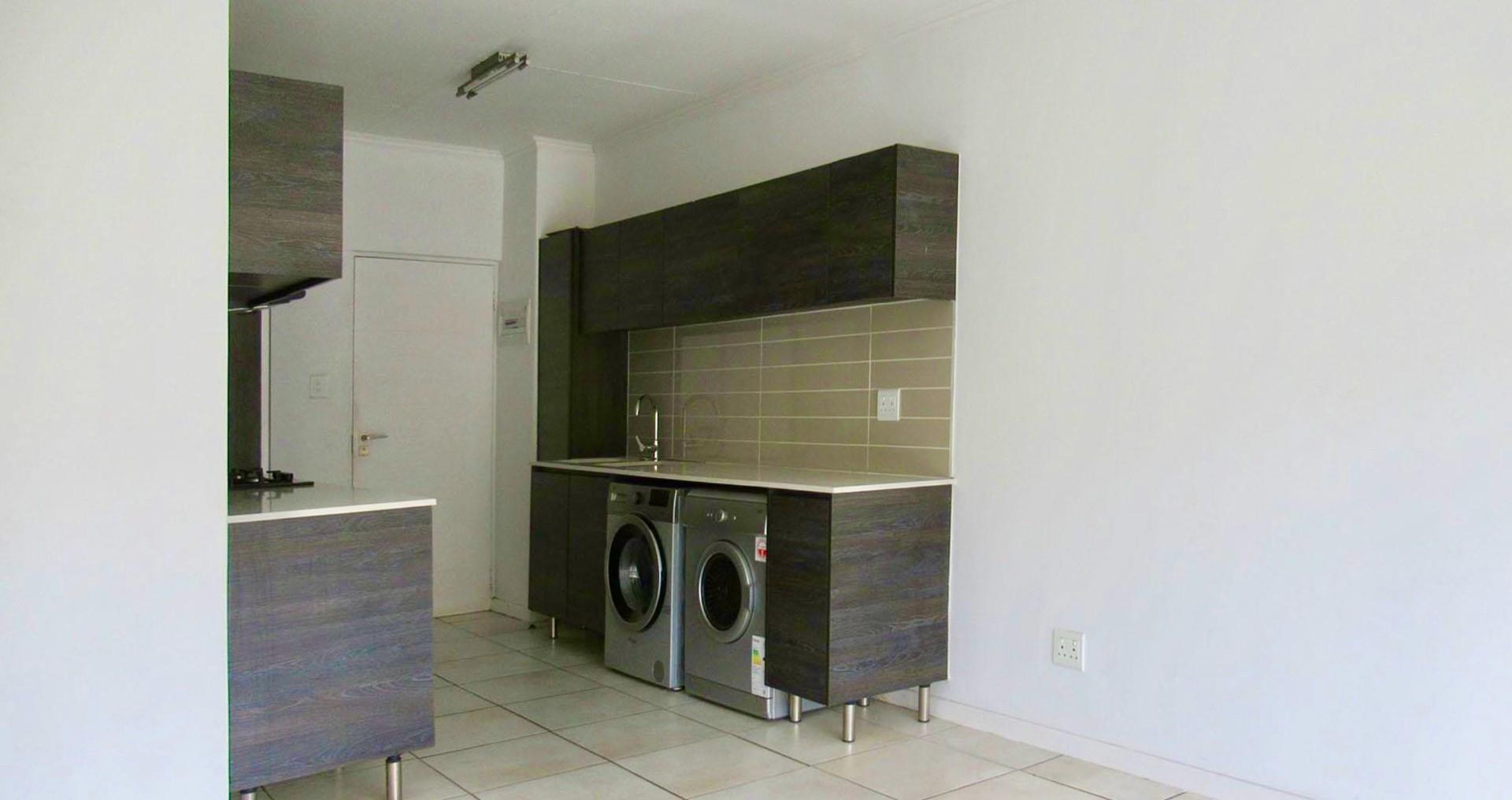 Secure Top-Floor 1-Bedroom Apartment in Balboa Park