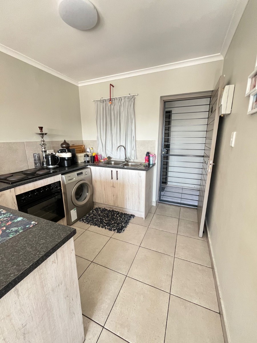 Stylish 2-Bedroom Apartment with Balcony Living in De La Haye, Bellville