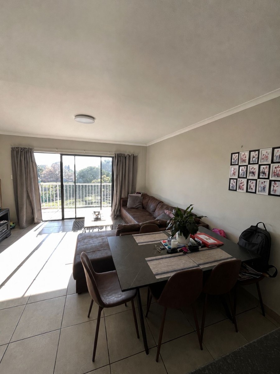 Stylish 2-Bedroom Apartment with Balcony Living in De La Haye, Bellville