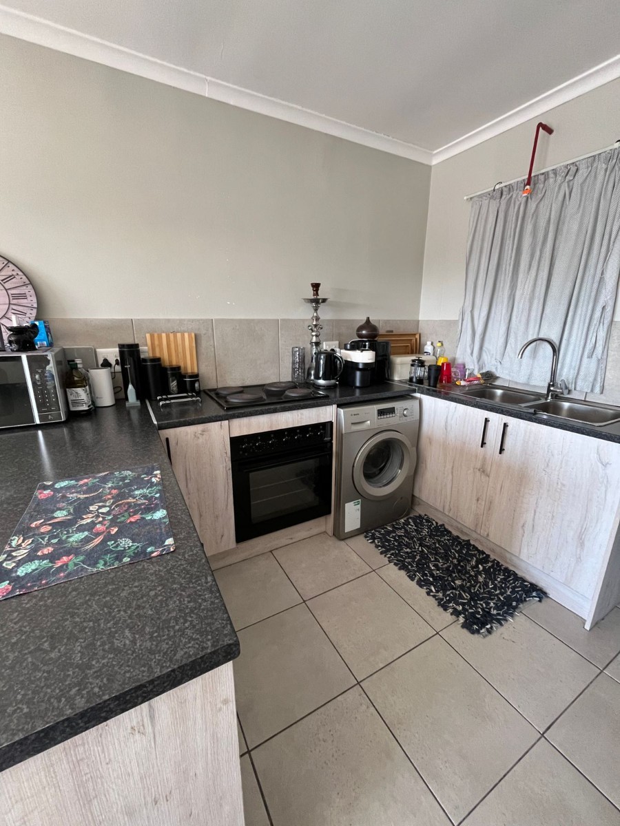 Stylish 2-Bedroom Apartment with Balcony Living in De La Haye, Bellville