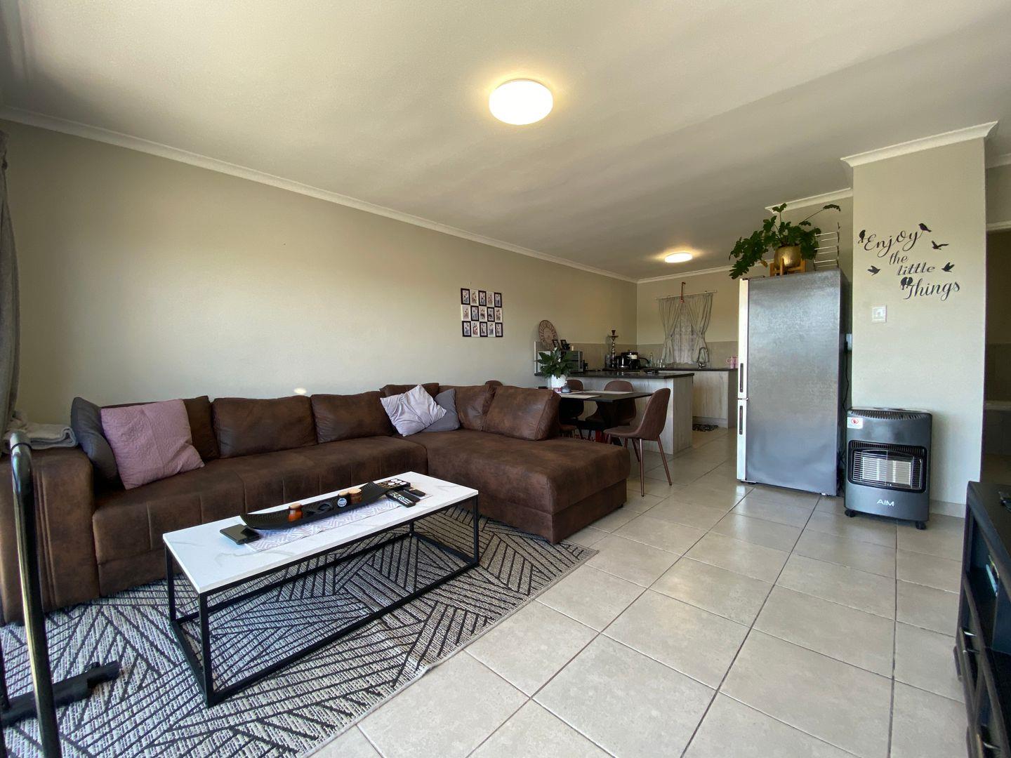 Stylish 2-Bedroom Apartment with Balcony Living in De La Haye, Bellville