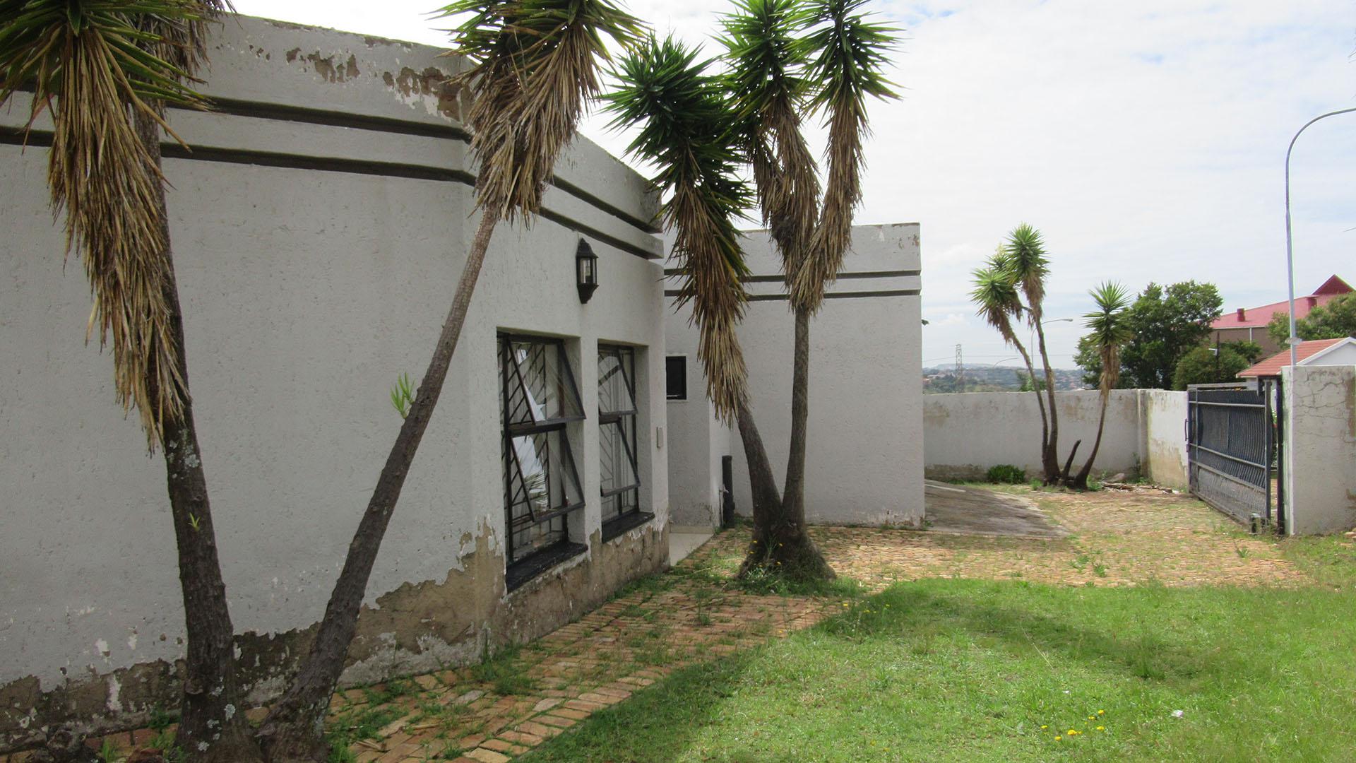 The Ultimate Value Play: Massive 3-Bedroom Fixer-Upper in Prime Mondeor