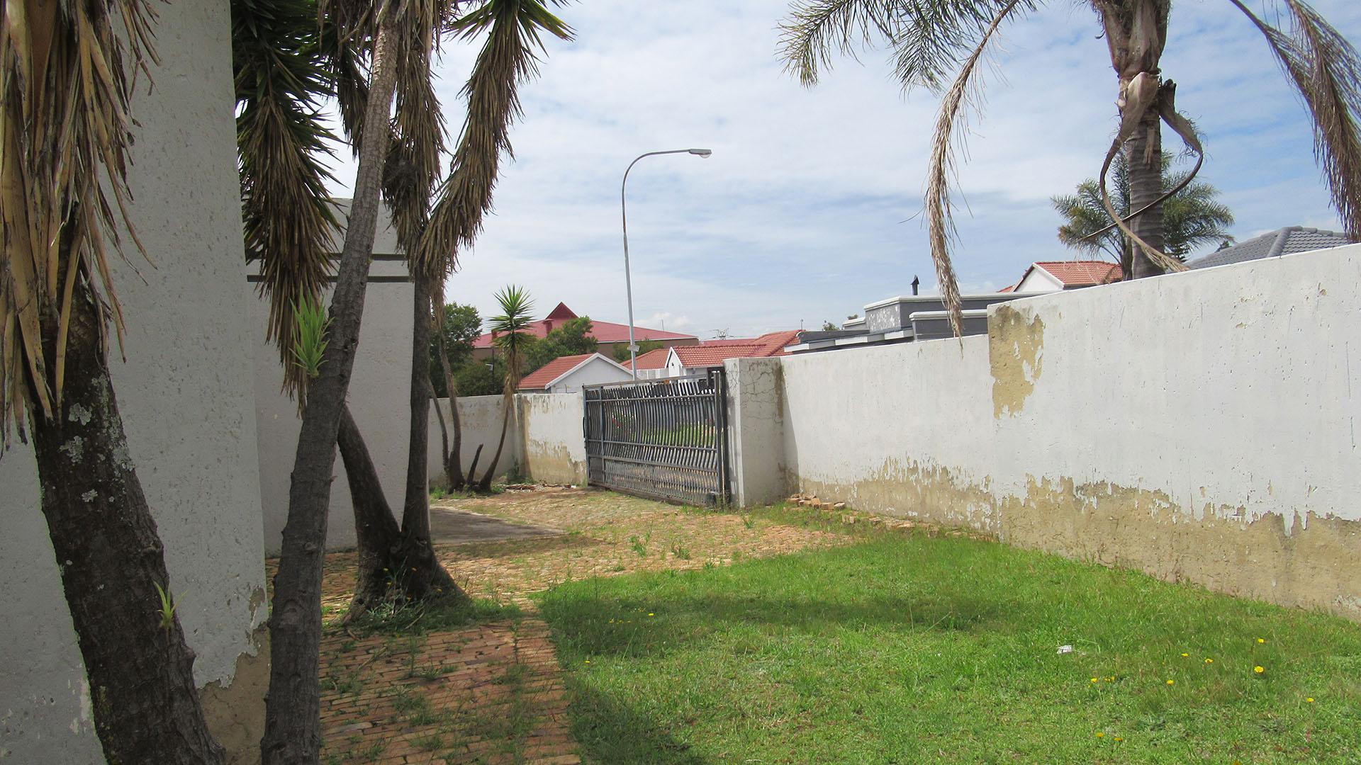 The Ultimate Value Play: Massive 3-Bedroom Fixer-Upper in Prime Mondeor