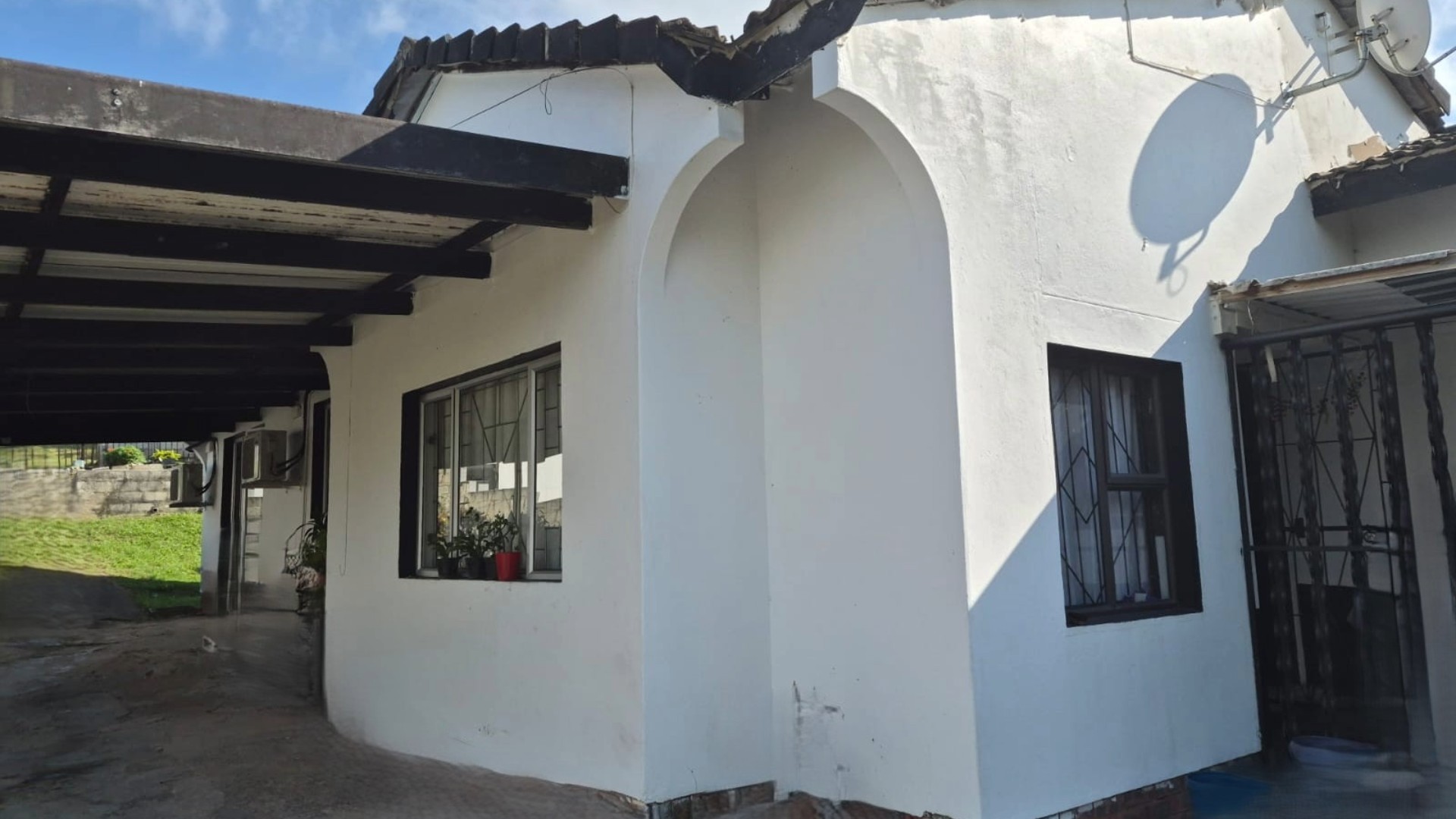 SPACIOUS FAMILY HOME WITH MODERN INCOME-GENERATING OUTBUILDING!