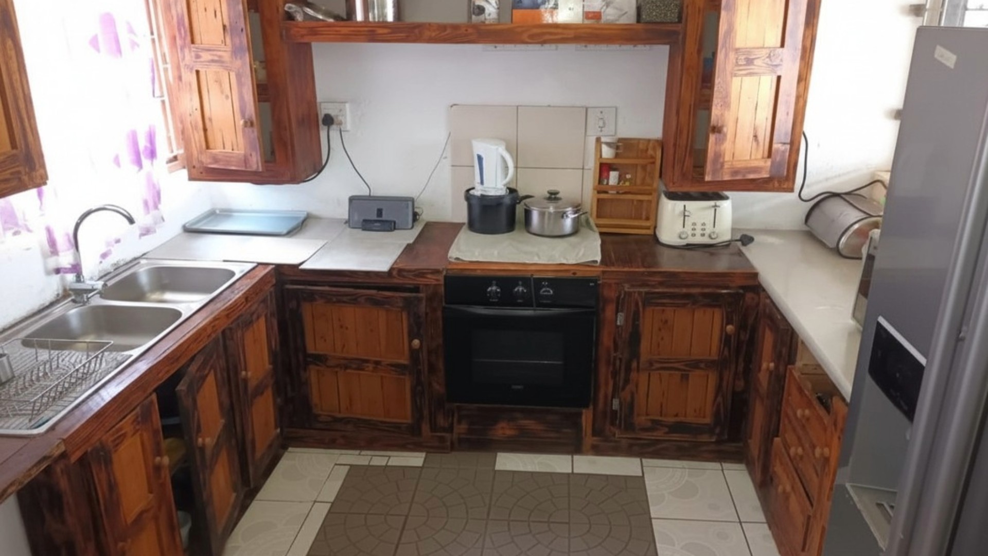 SPACIOUS FAMILY HOME WITH MODERN INCOME-GENERATING OUTBUILDING!
