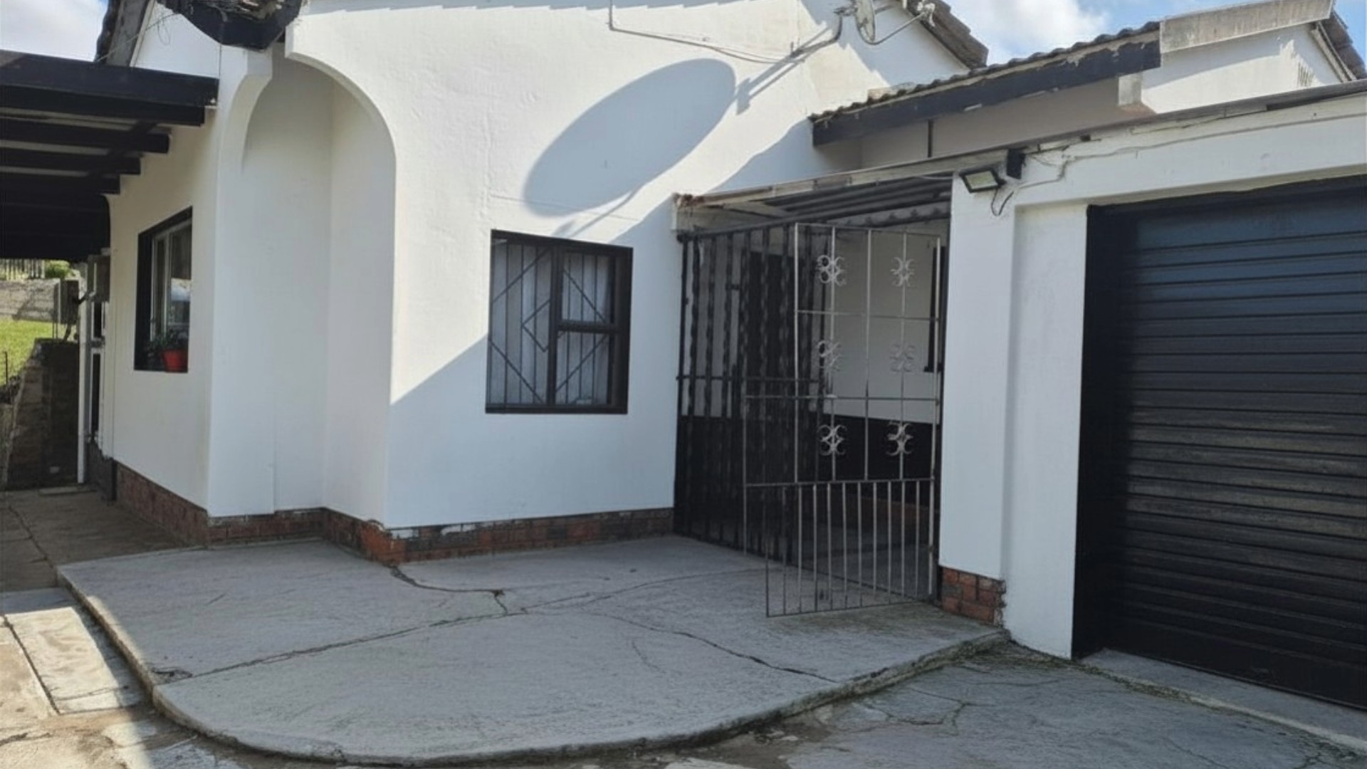 SPACIOUS FAMILY HOME WITH MODERN INCOME-GENERATING OUTBUILDING!