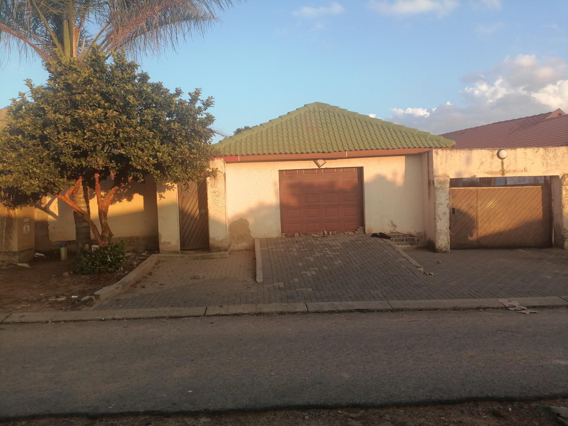 House For Sale in Tembisa Central, Tembisa