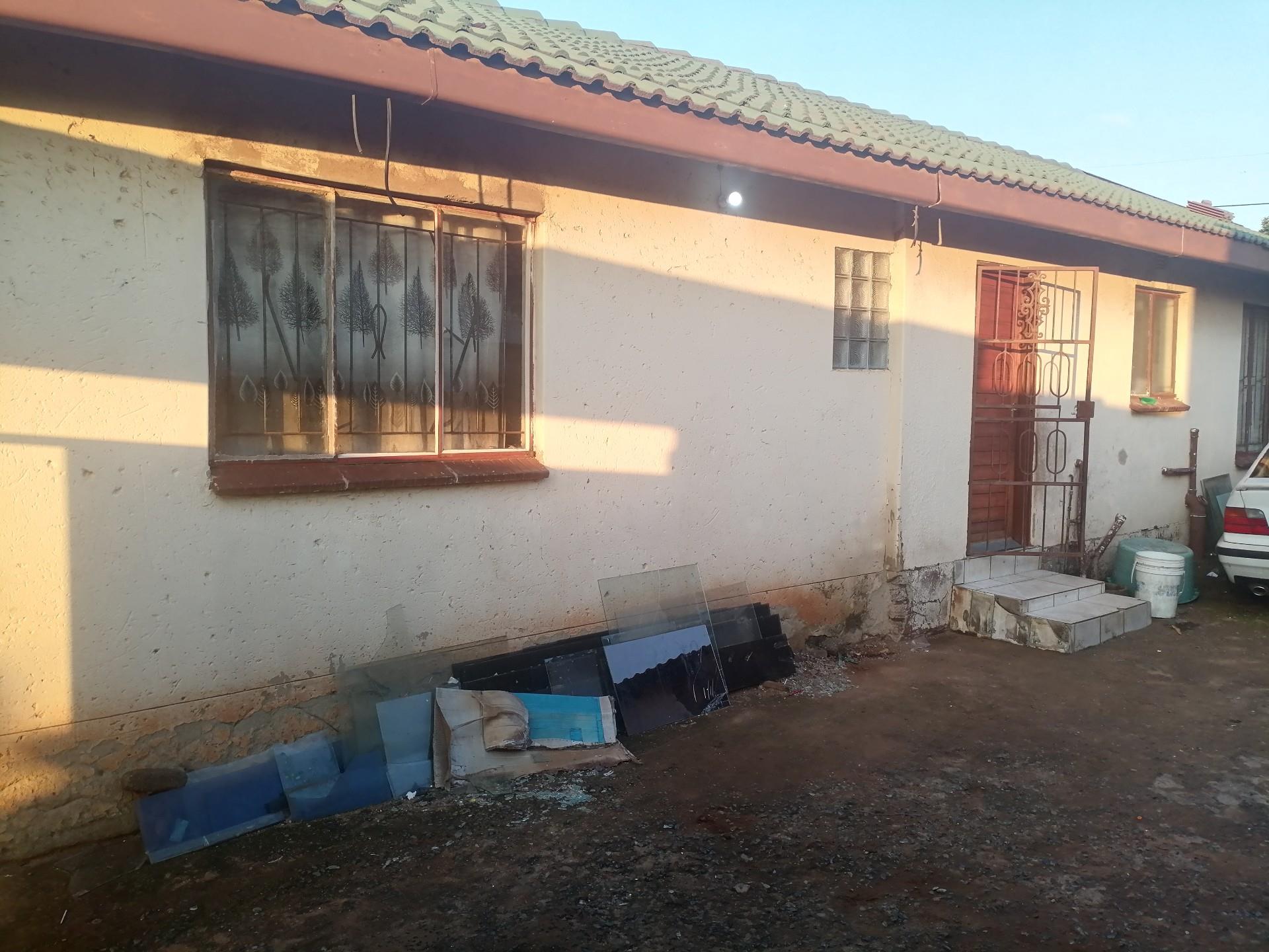 House For Sale in Tembisa Central, Tembisa