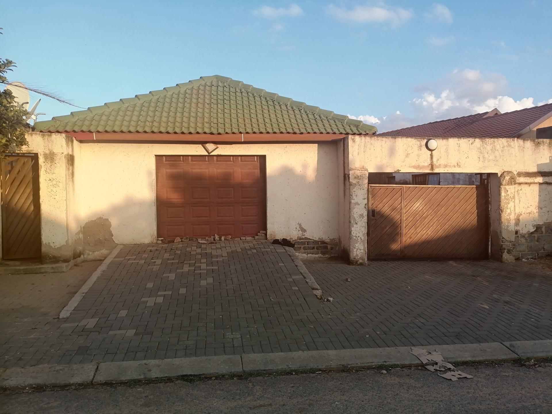 House For Sale in Tembisa Central, Tembisa