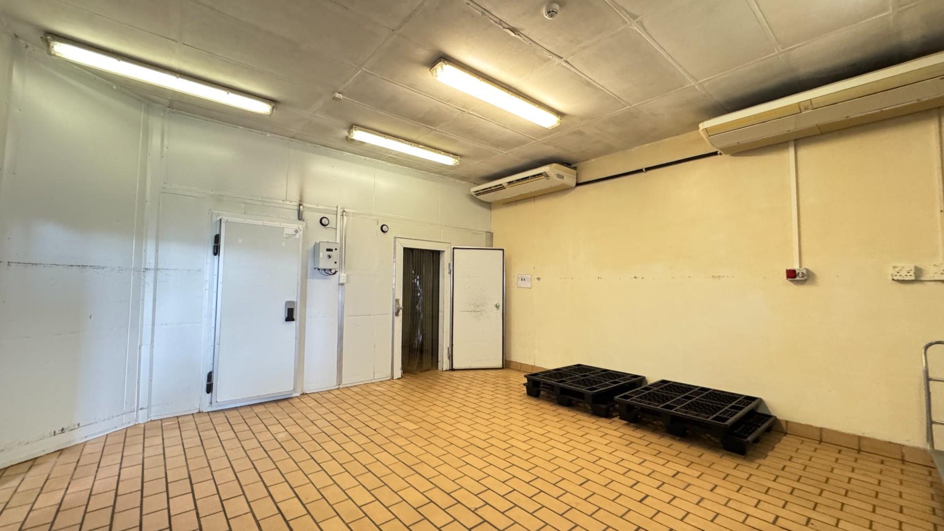 1,400m² Commercial Property To Let in Epping Industrial, Cape Town.