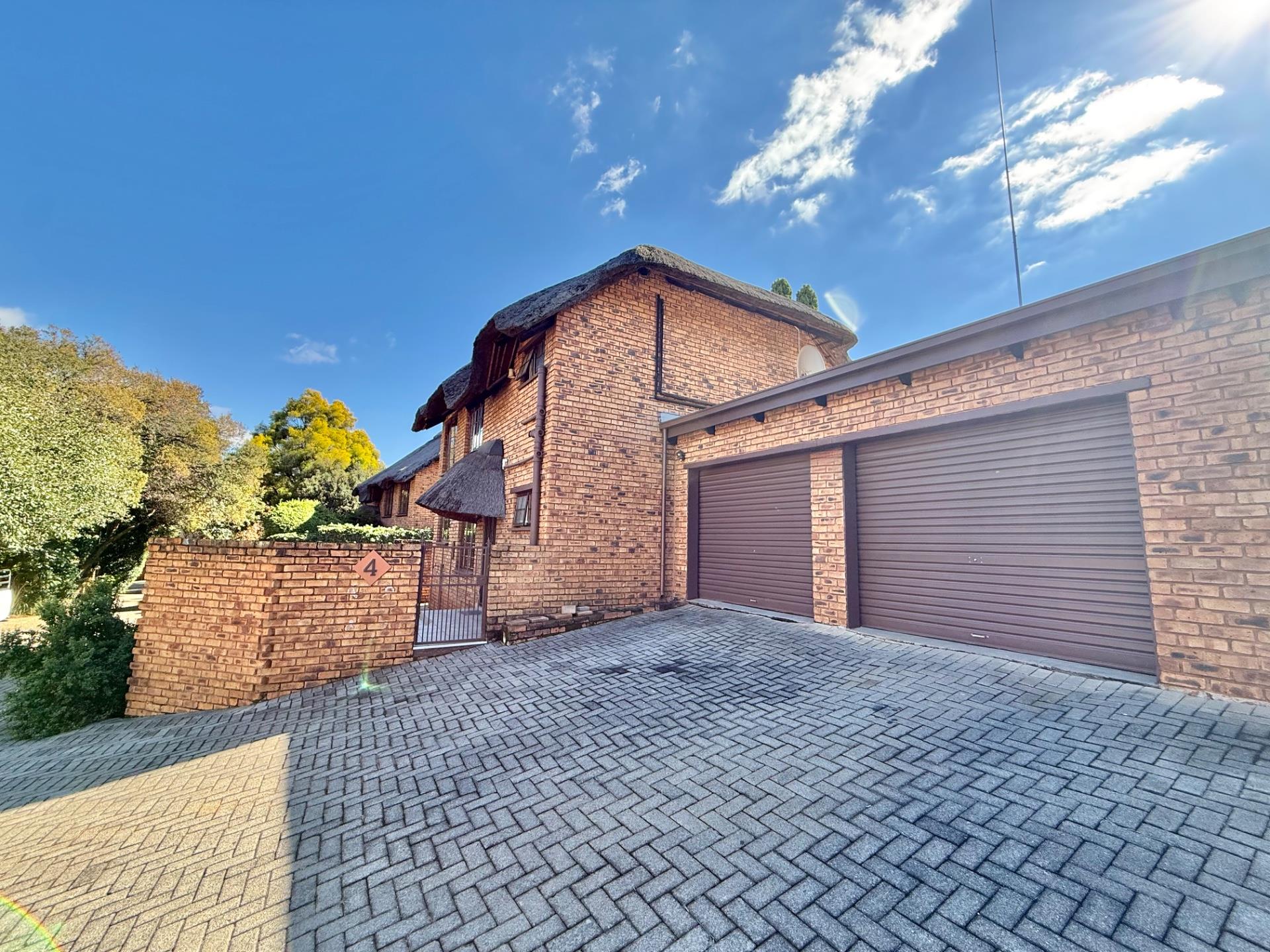 3 BEDROOM THATCH TOWN HOUSE IN FAERIE GLEN, PRETORIA