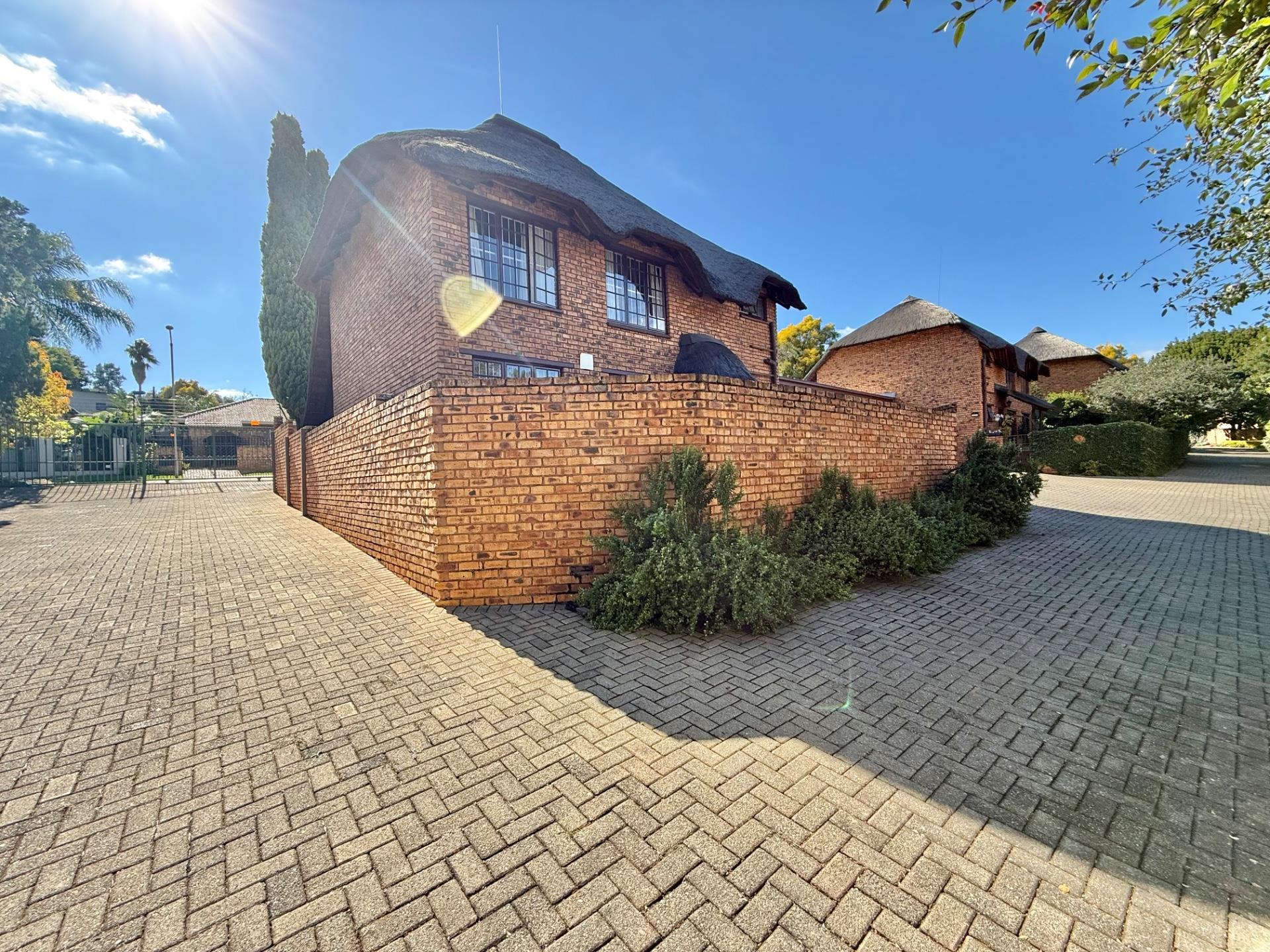 3 BEDROOM THATCH TOWN HOUSE IN FAERIE GLEN, PRETORIA