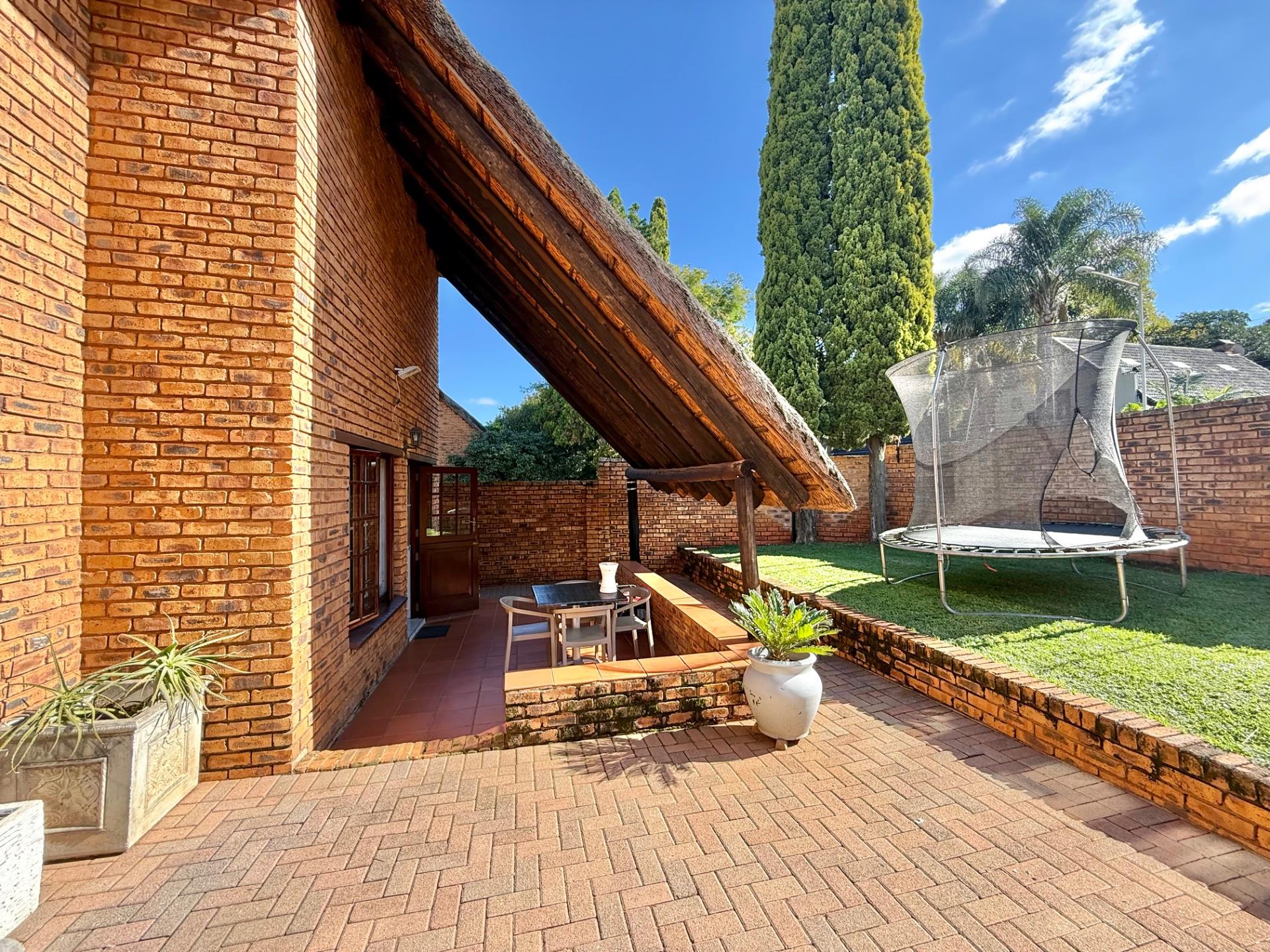 3 BEDROOM THATCH TOWN HOUSE IN FAERIE GLEN, PRETORIA