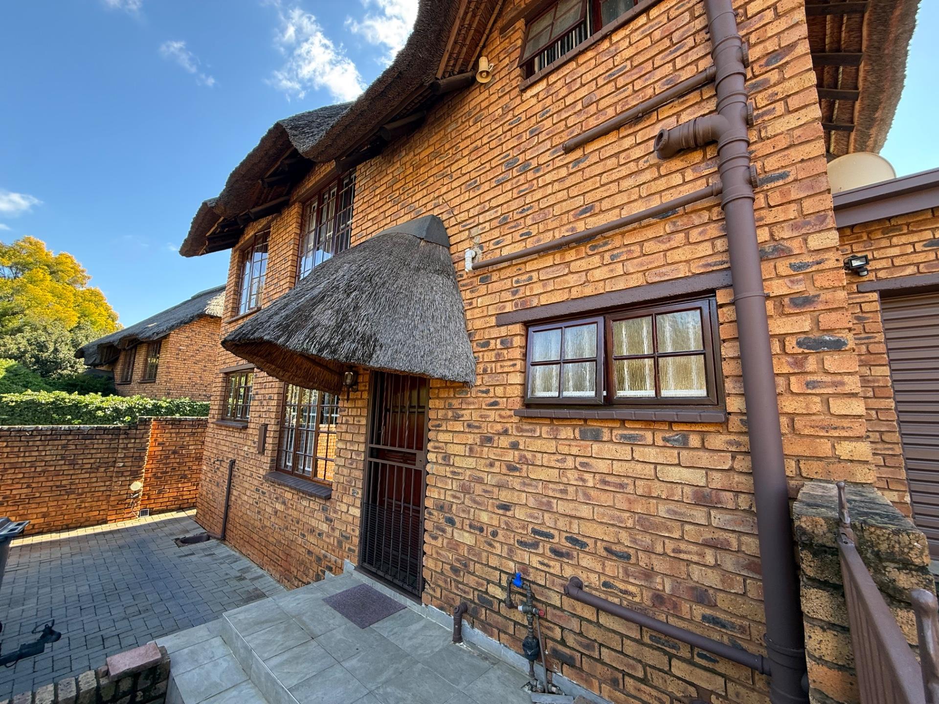 3 BEDROOM THATCH TOWN HOUSE IN FAERIE GLEN, PRETORIA