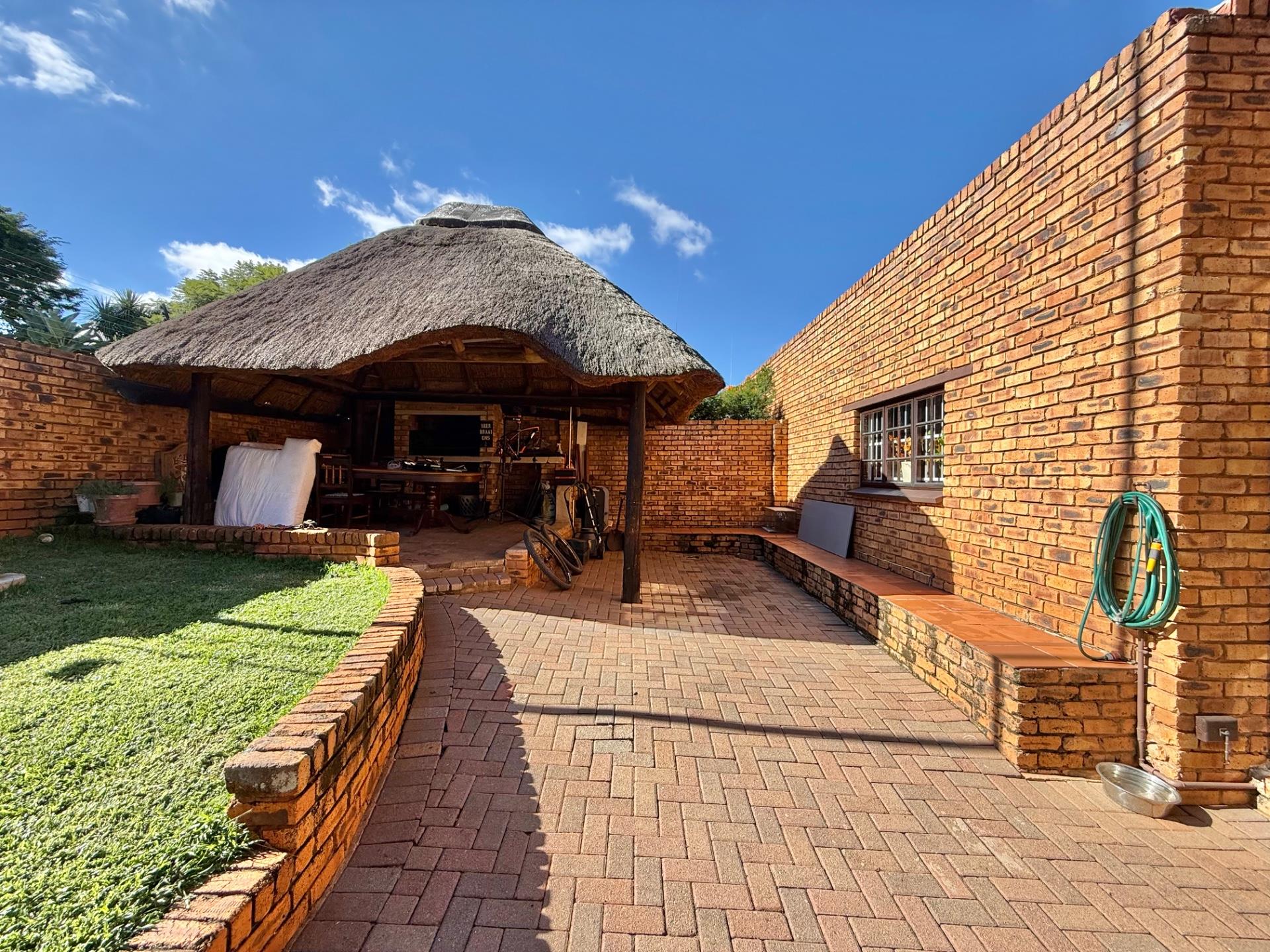 3 BEDROOM THATCH TOWN HOUSE IN FAERIE GLEN, PRETORIA