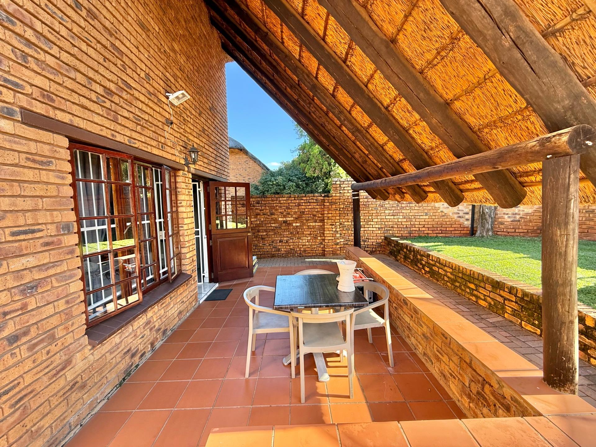 3 BEDROOM THATCH TOWN HOUSE IN FAERIE GLEN, PRETORIA