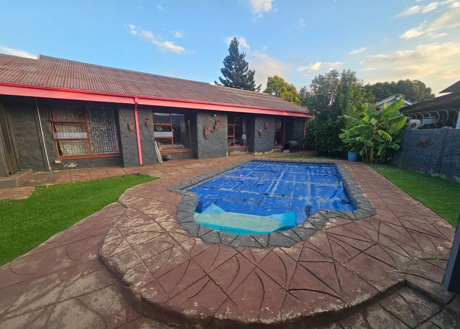 Spacious 4-Bedroom Family Home with 2 Income-Generating Flatlets in Leraatsfontein, Witbank for sale