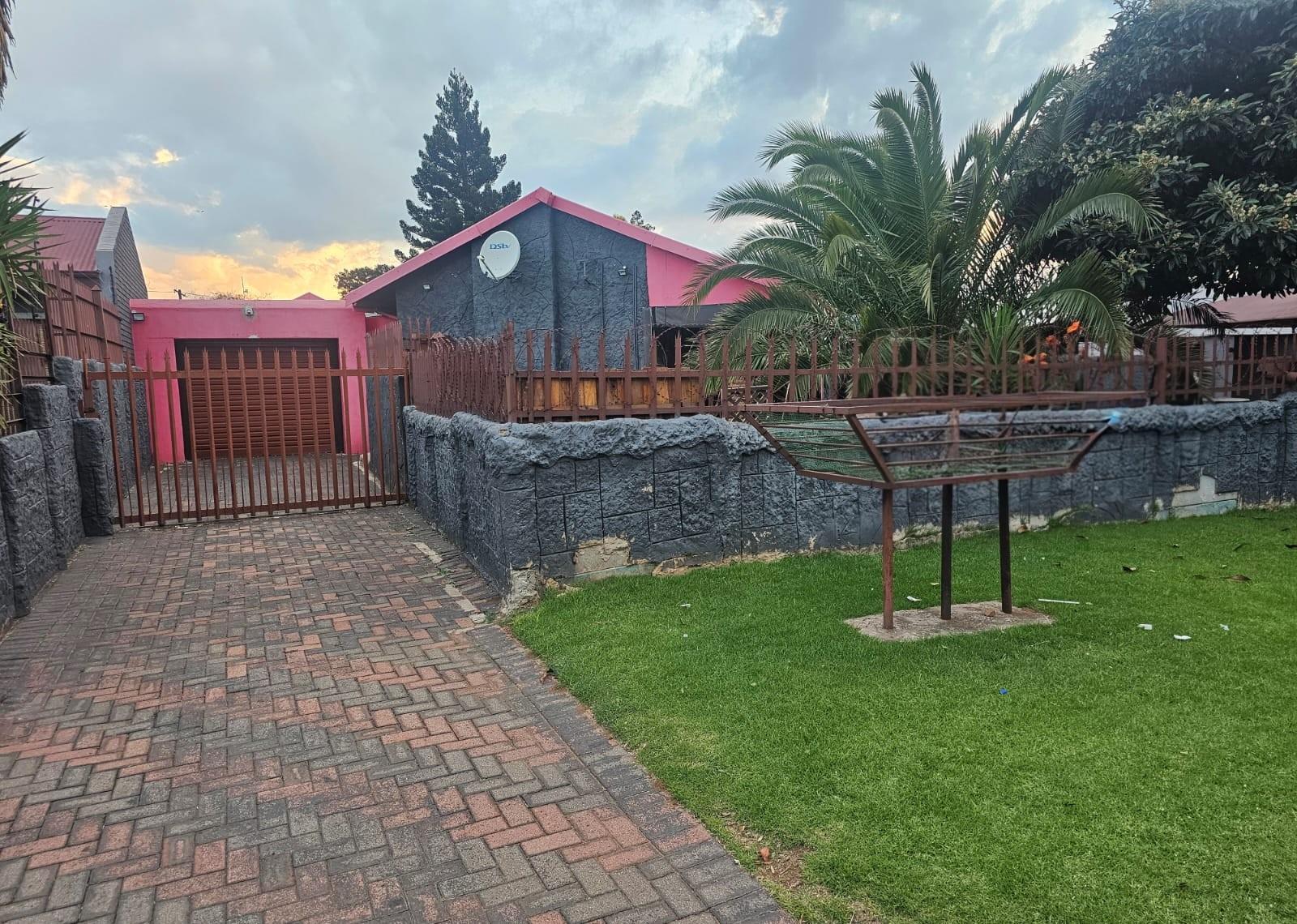 Spacious 4-Bedroom Family Home with 2 Income-Generating Flatlets in Leraatsfontein, Witbank for sale