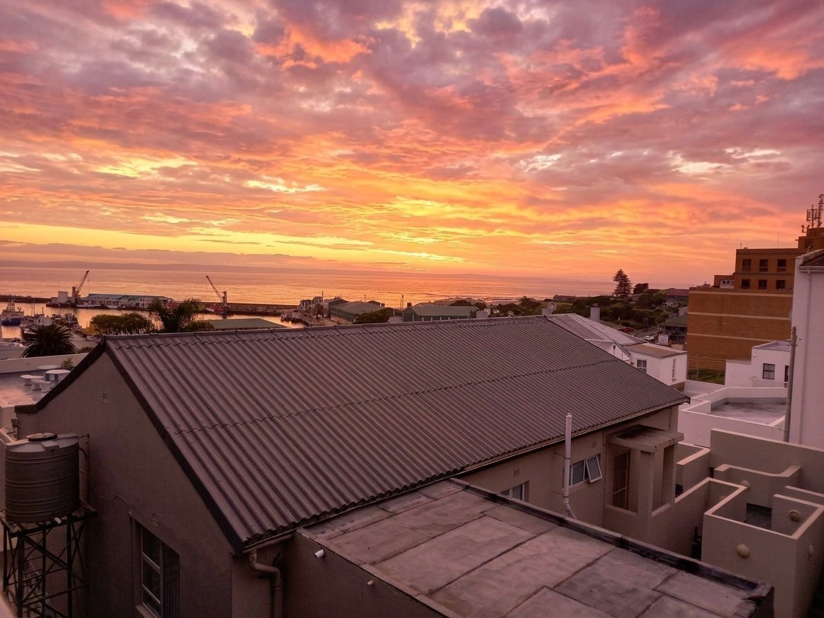 TO RENT - Mossel Bay Central - Lovely 2 Bedroom Flat with Sea and Town Views