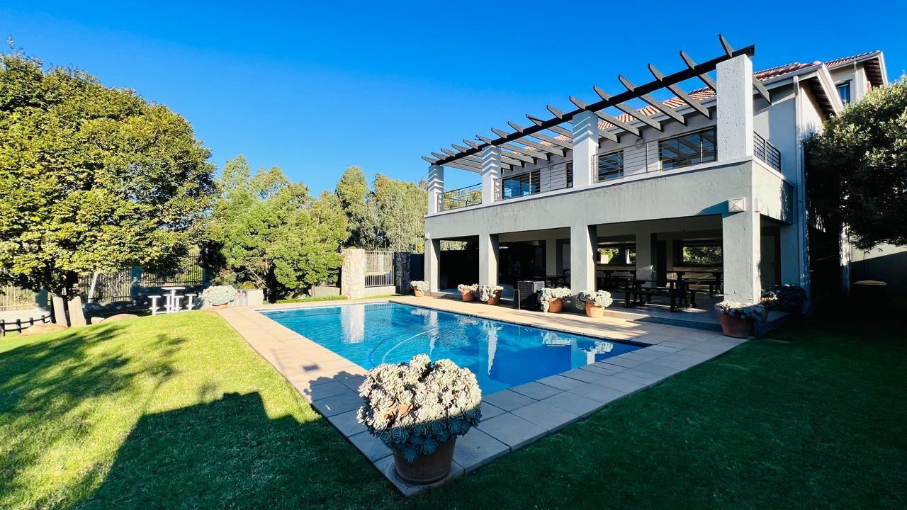 Apartment For Sale in Lonehill, Sandton