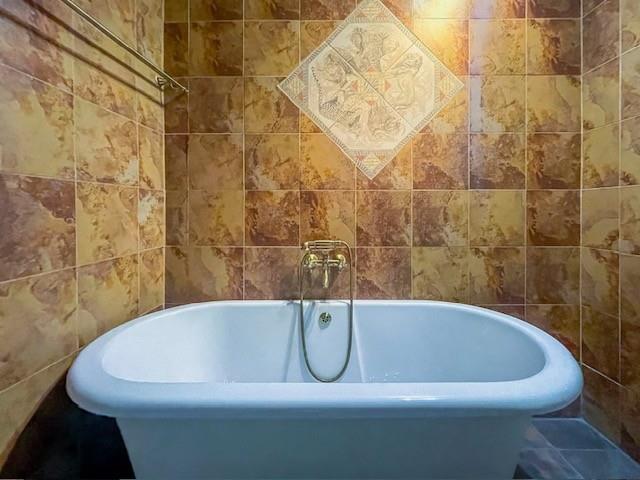 Great location: 2 bed 2 bath upstairs apartment