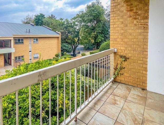 Great location: 2 bed 2 bath upstairs apartment