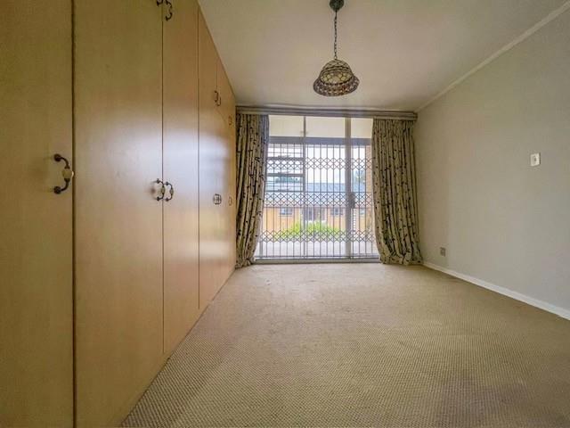 Great location: 2 bed 2 bath upstairs apartment