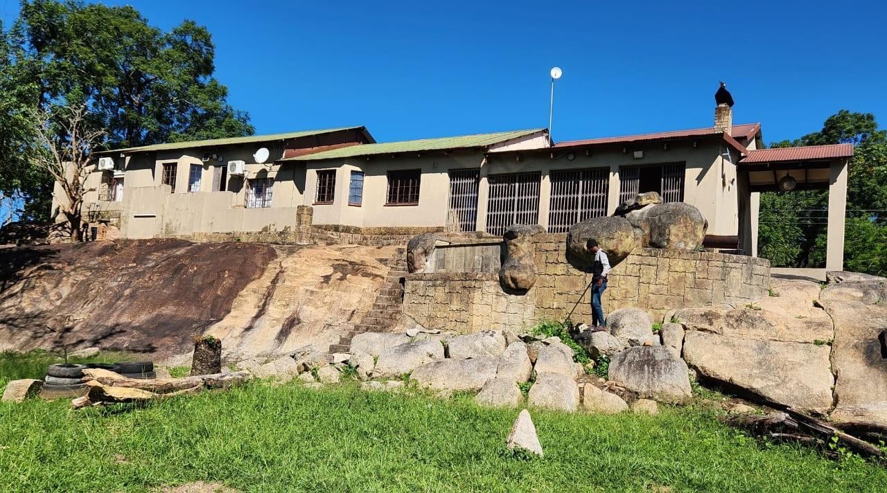 9ha next to N4 with easy entrance, Ideal for Transport (trucks) and Hospitality Industry.