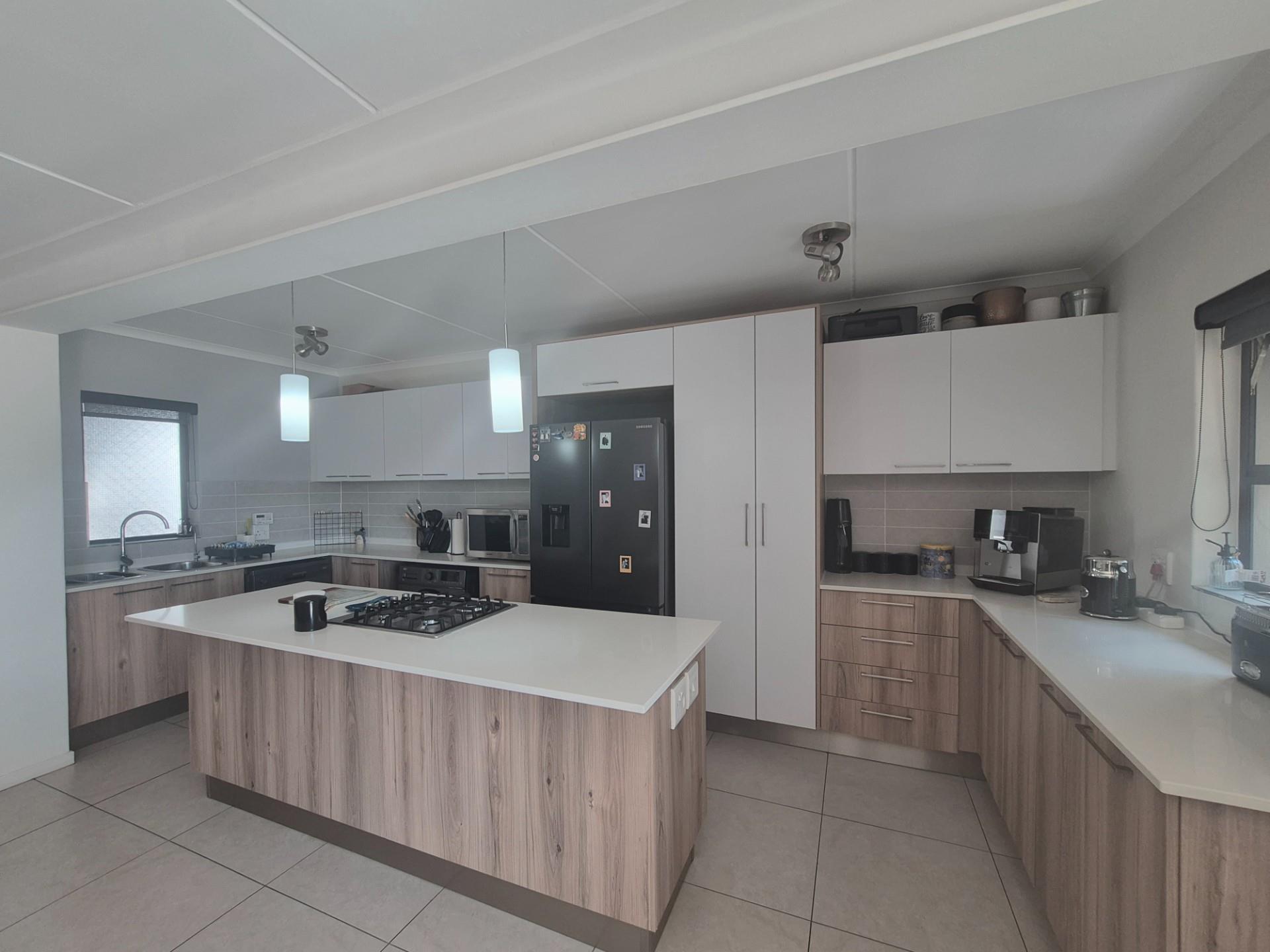 Stylish 2 Bedroom Apartment in Sought After Red Ivory Lane