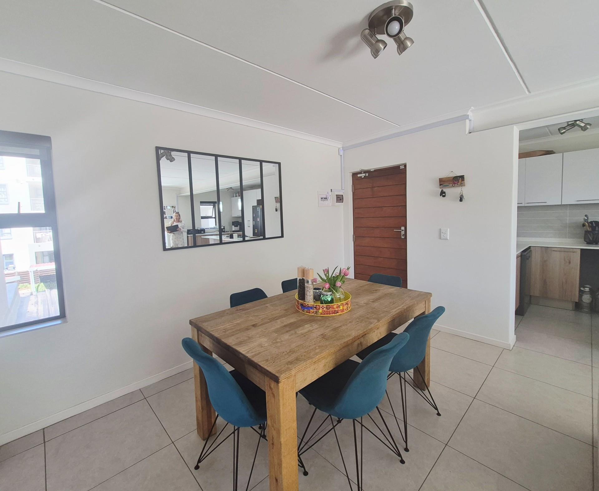 Stylish 2 Bedroom Apartment in Sought After Red Ivory Lane