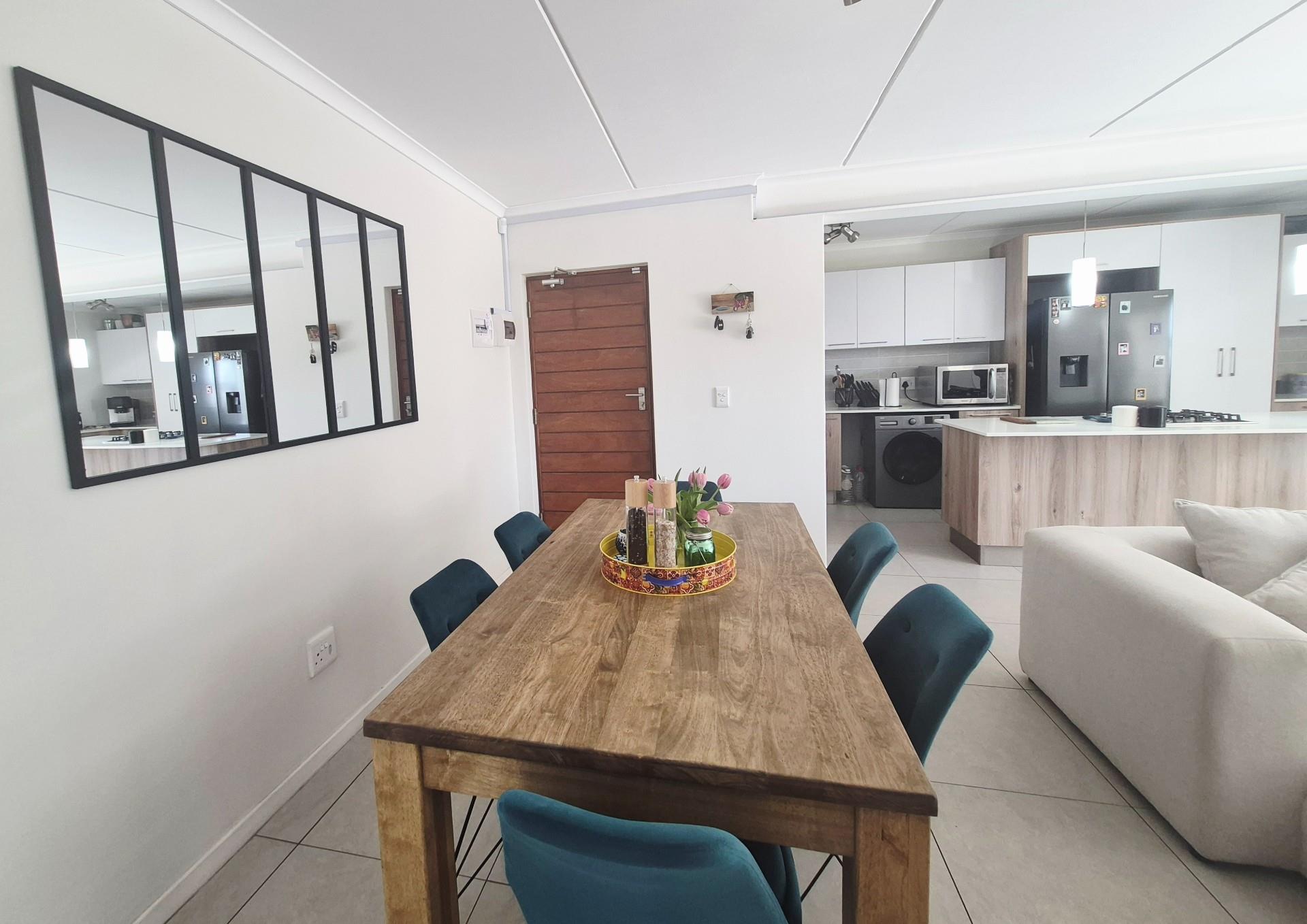 Stylish 2 Bedroom Apartment in Sought After Red Ivory Lane