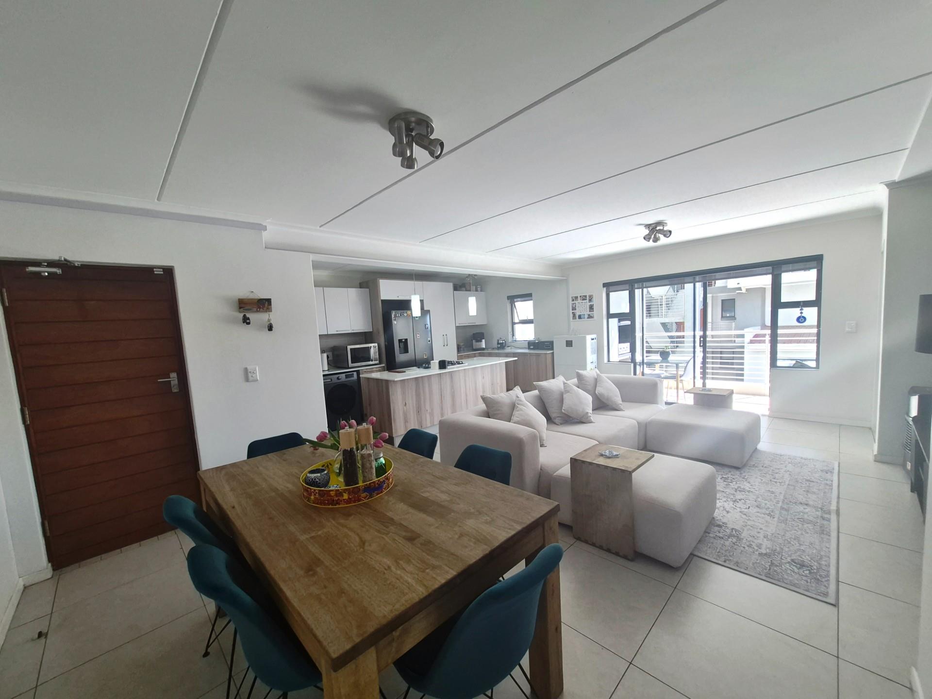 Stylish 2 Bedroom Apartment in Sought After Red Ivory Lane