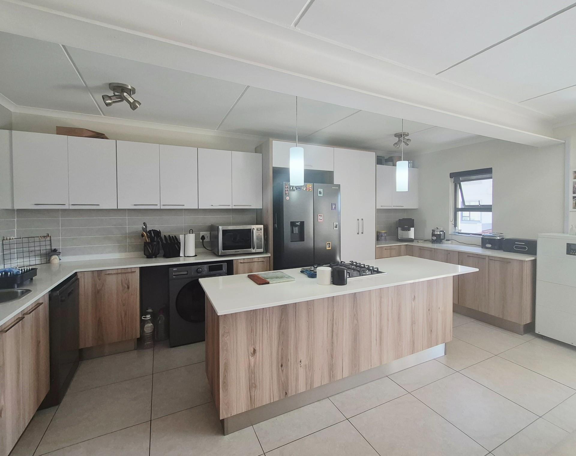 Stylish 2 Bedroom Apartment in Sought After Red Ivory Lane