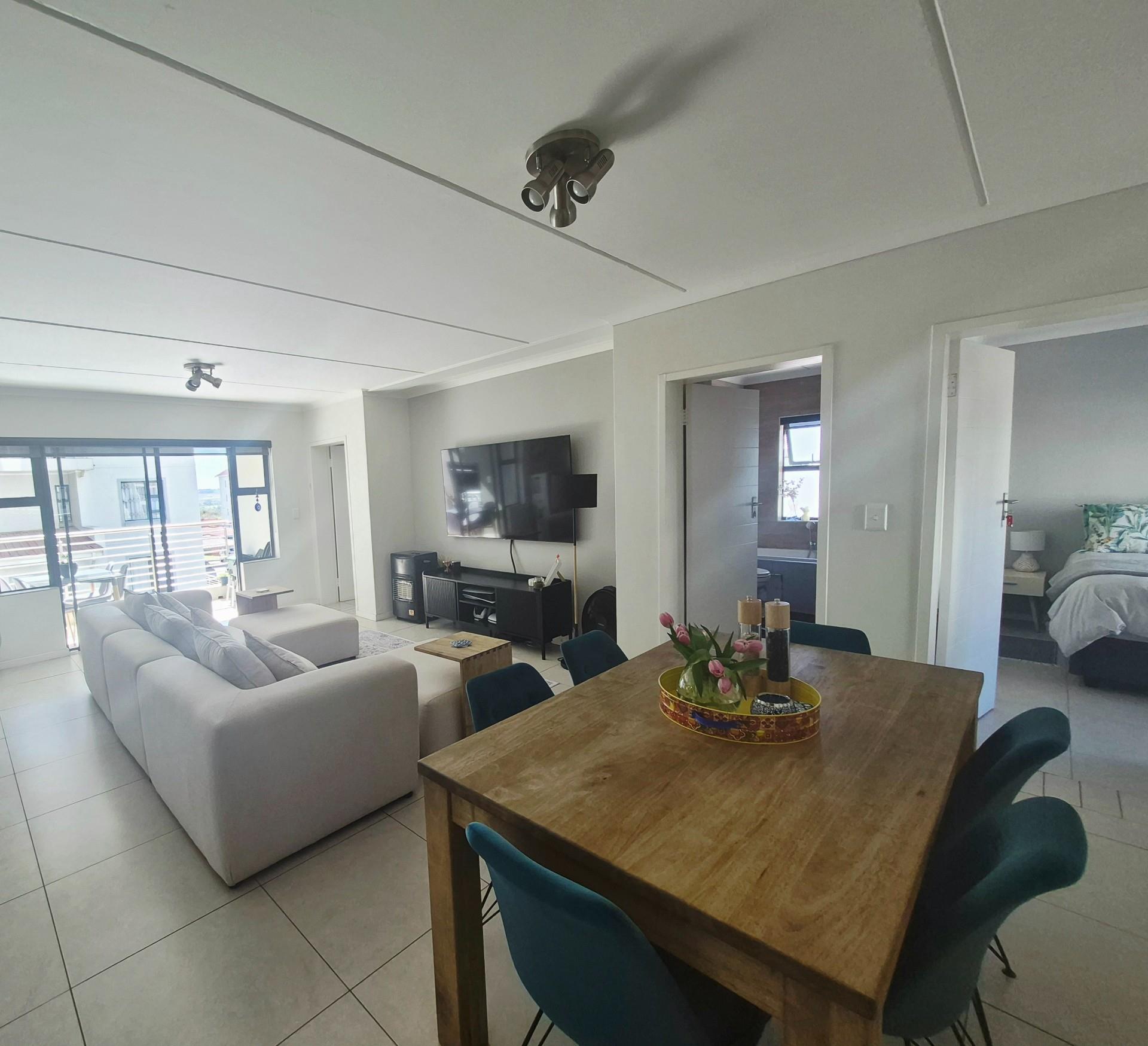 Stylish 2 Bedroom Apartment in Sought After Red Ivory Lane