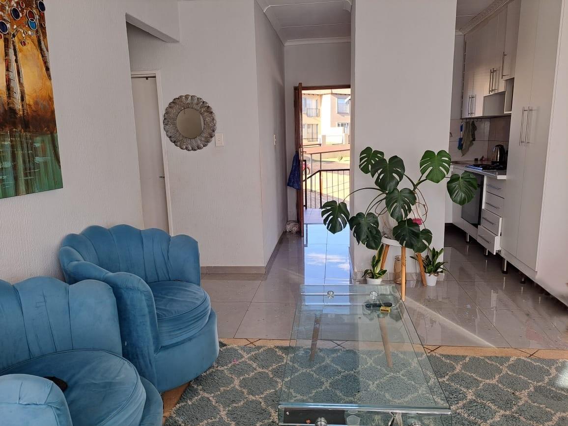 2 Bedroom Apartment For Sale in Wilgeheuwel, Roodepoort