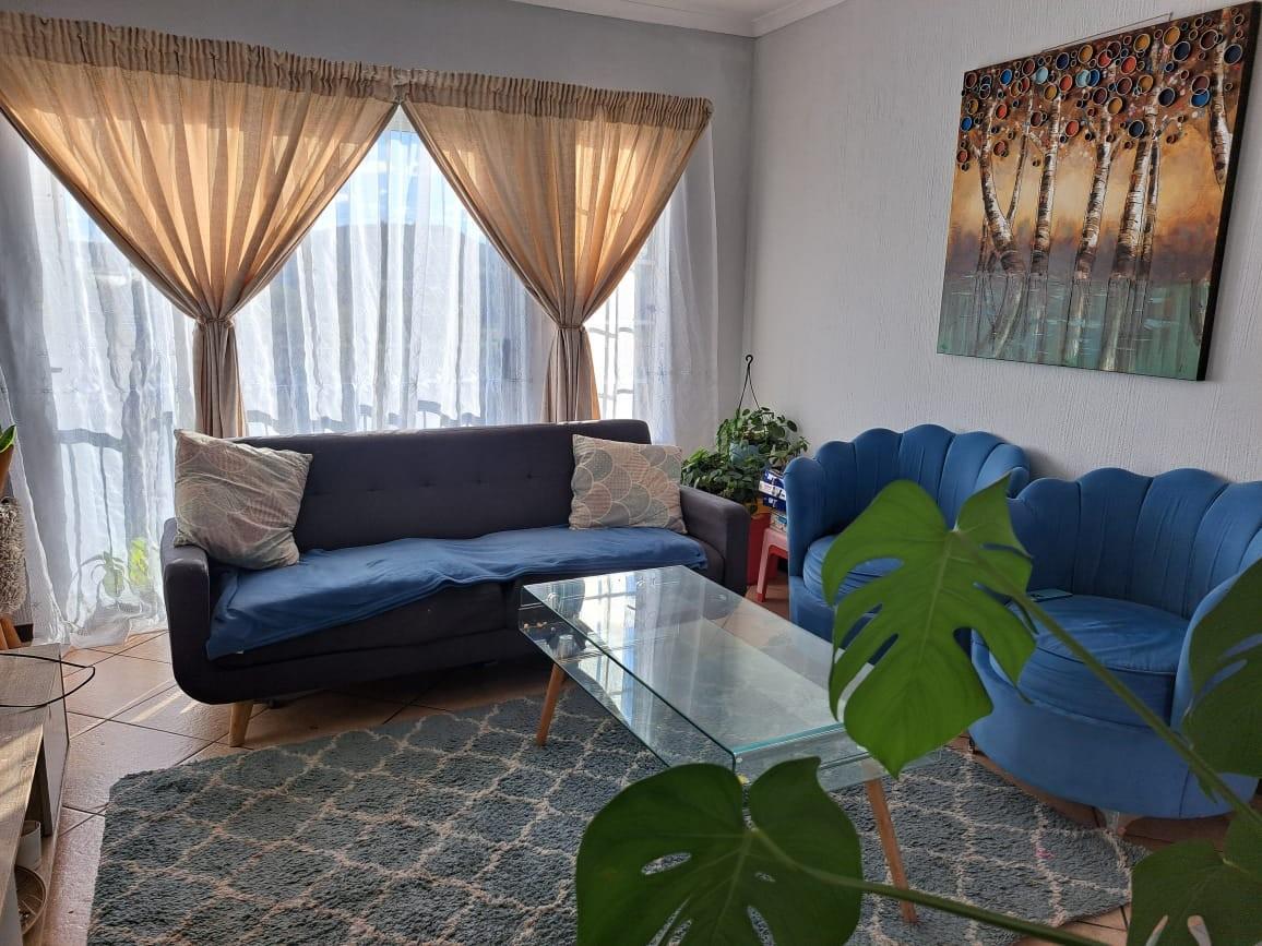 2 Bedroom Apartment For Sale in Wilgeheuwel, Roodepoort