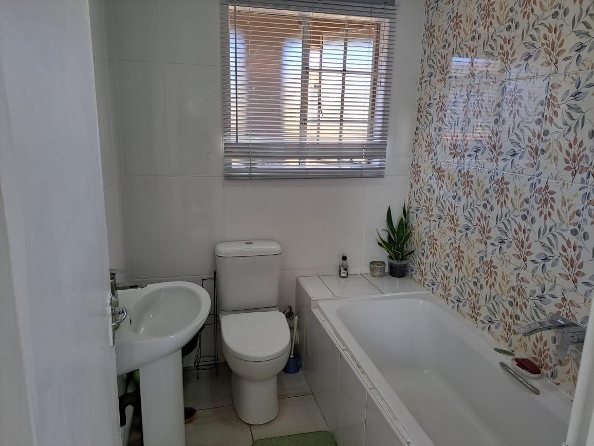 2 Bedroom Apartment For Sale in Wilgeheuwel, Roodepoort