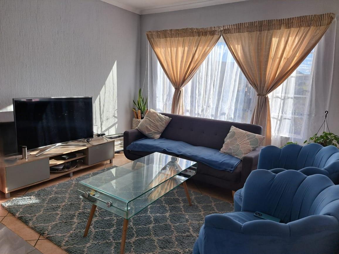 2 Bedroom Apartment For Sale in Wilgeheuwel, Roodepoort