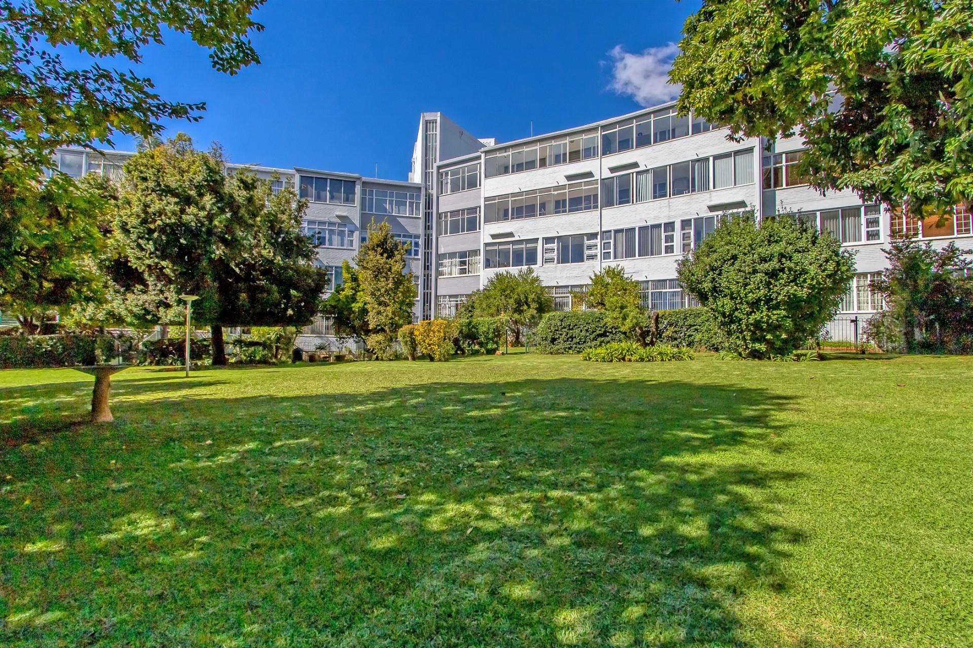 Spacious, sunny two bedroom, two bathroom apartment with large balcony in Headingley Fairway