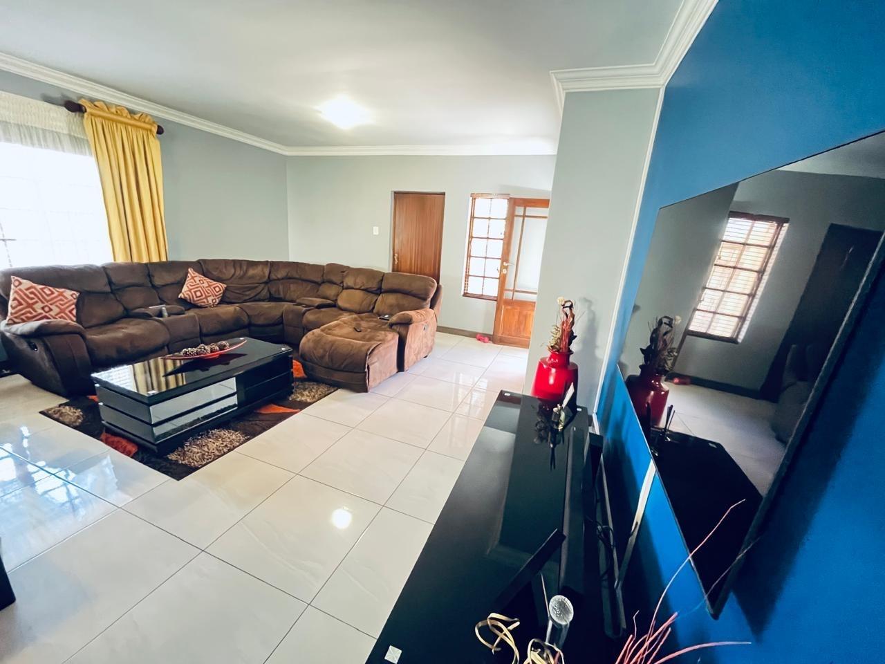 3 Bedroom House For Sale in Heatherview, Akasia