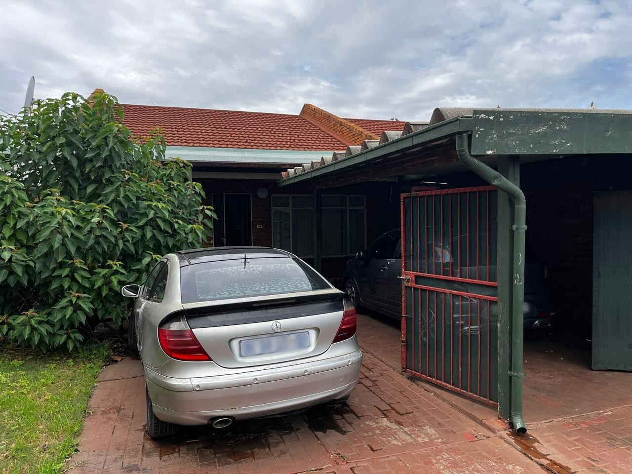 Spacious 2-Bedroom Apartment with Private Courtyard in Delmas