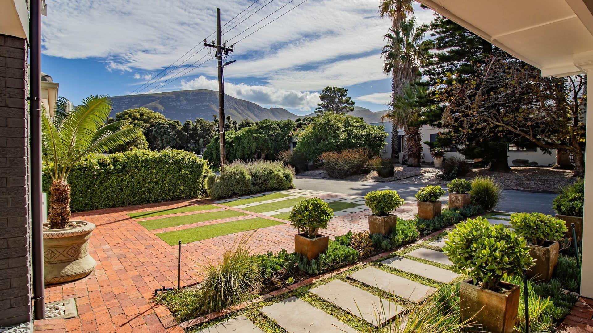 5 Bedroom House For Sale / Voëlklip / Hermanus