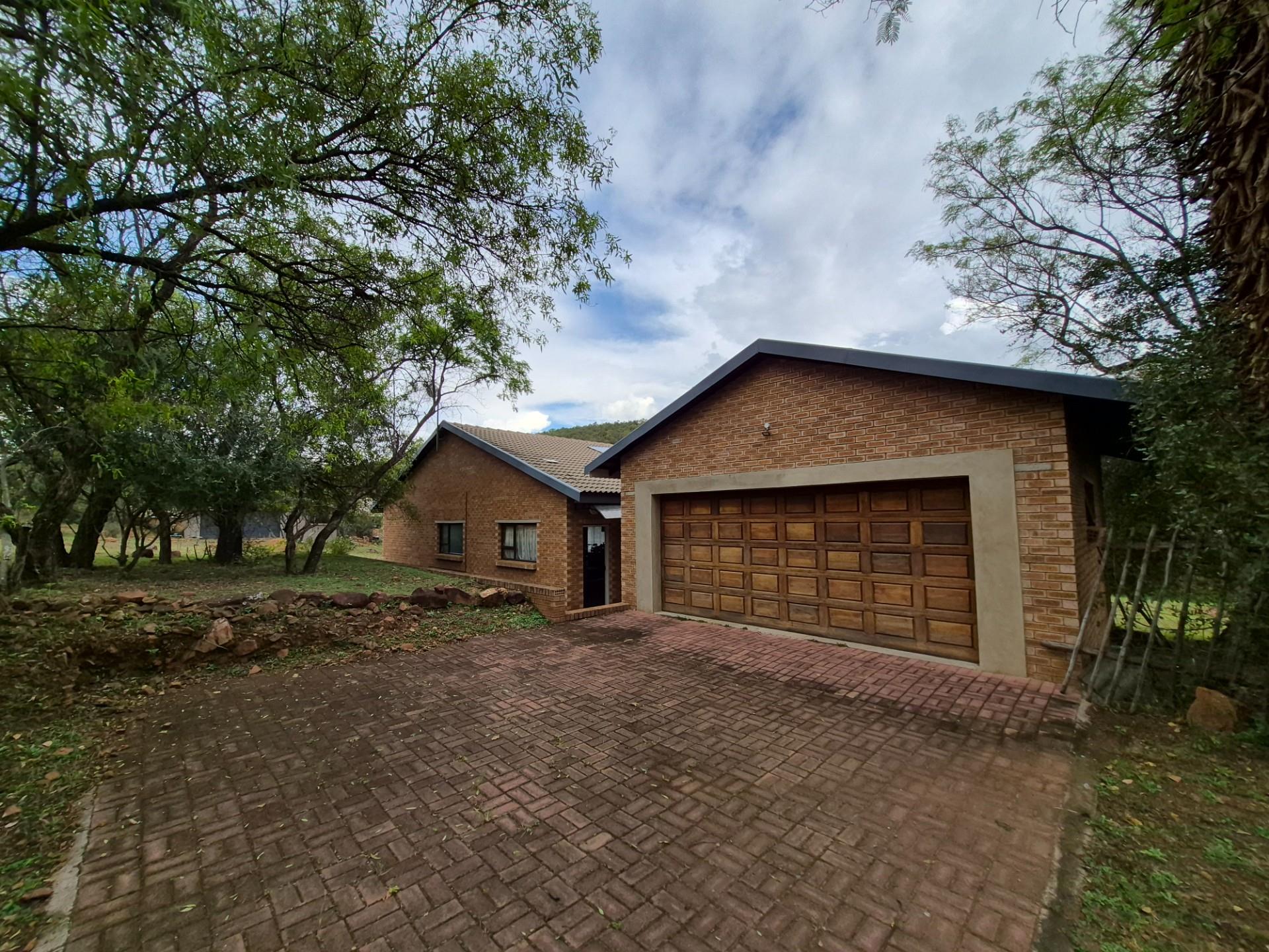 SPACIOUS MODERN BUSHVELD HOME IN KRANSPOORT WILDLIFE GOLF AND SECURITY ESTATE