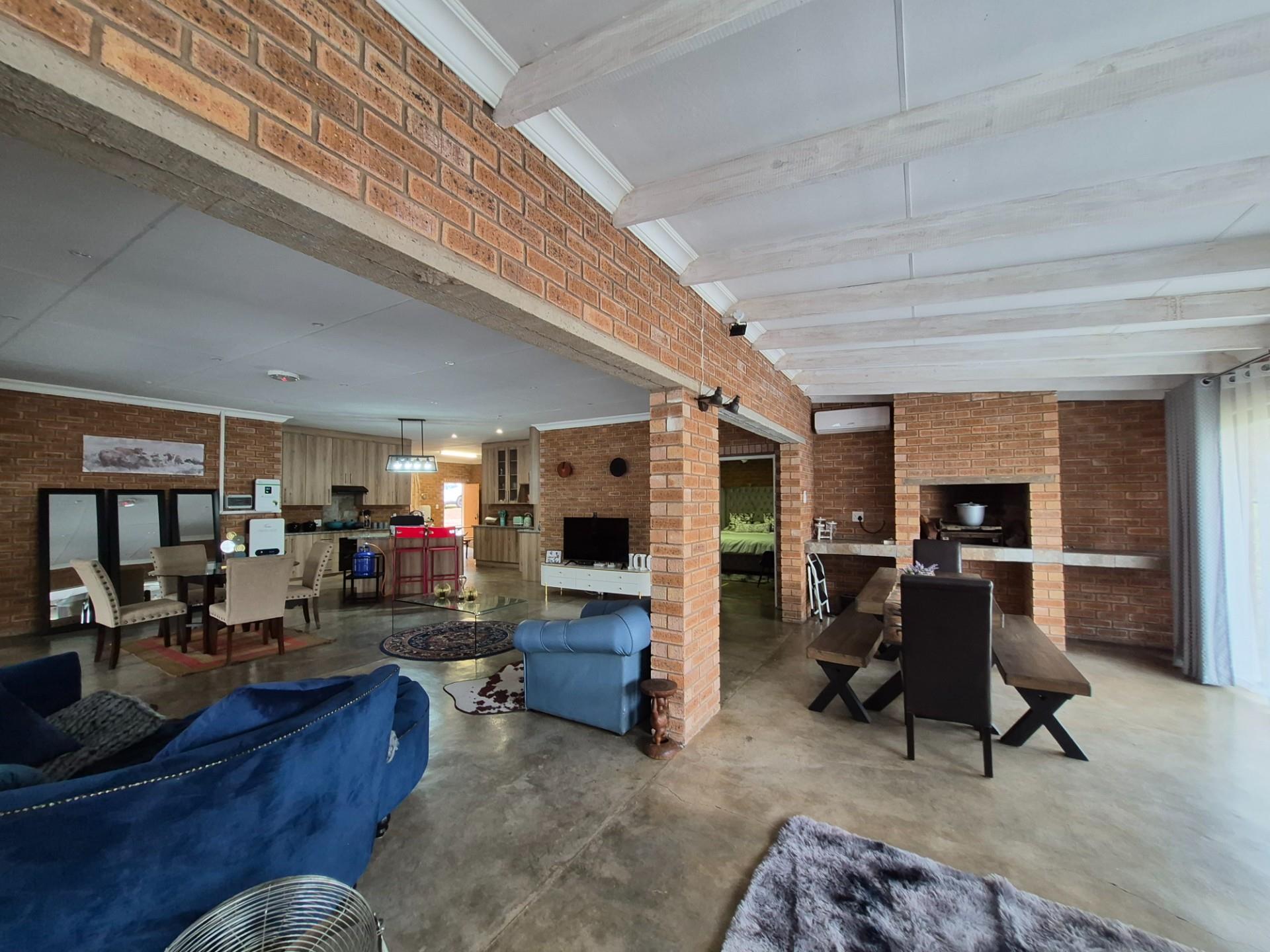 SPACIOUS MODERN BUSHVELD HOME IN KRANSPOORT WILDLIFE GOLF AND SECURITY ESTATE